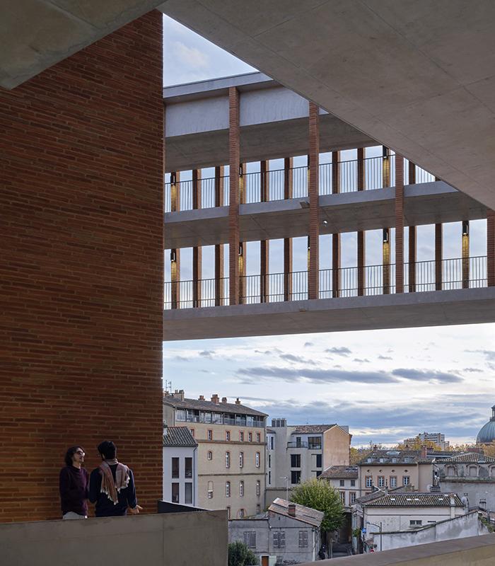 Die Kunst der Pritzker-Siegerinnen: Die 2019 fertiggestellte Université Toulouse 1 Capitole (Foto: Dennis Gilbert)