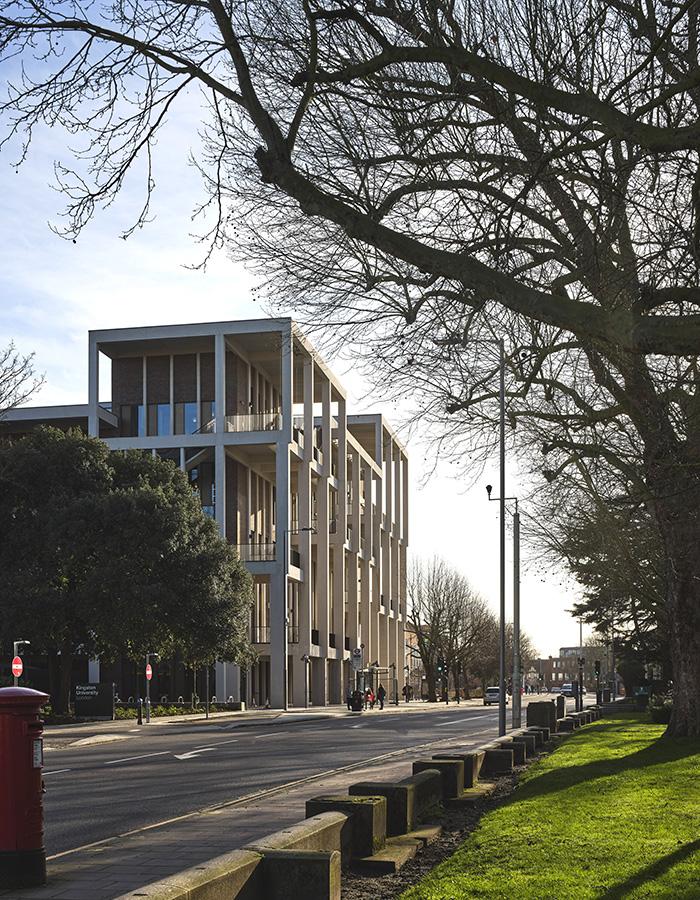 Die Kunst der Pritzker-Siegerinnen: Town House Kingston University (Foto: Dennis Gilbert)