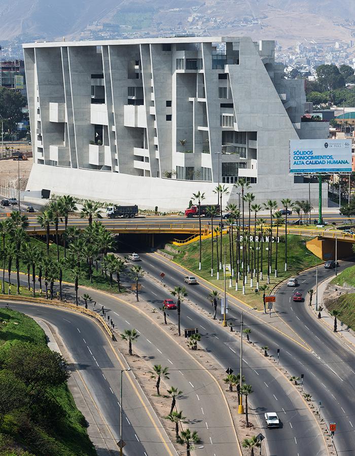 Die Kunst der Pritzker-Siegerinnen: Schwieriges Projekt, optimal gelöst: Der Universitätscampus UTEC in Lima, Peru, ... (Foto: Iwan Baan)