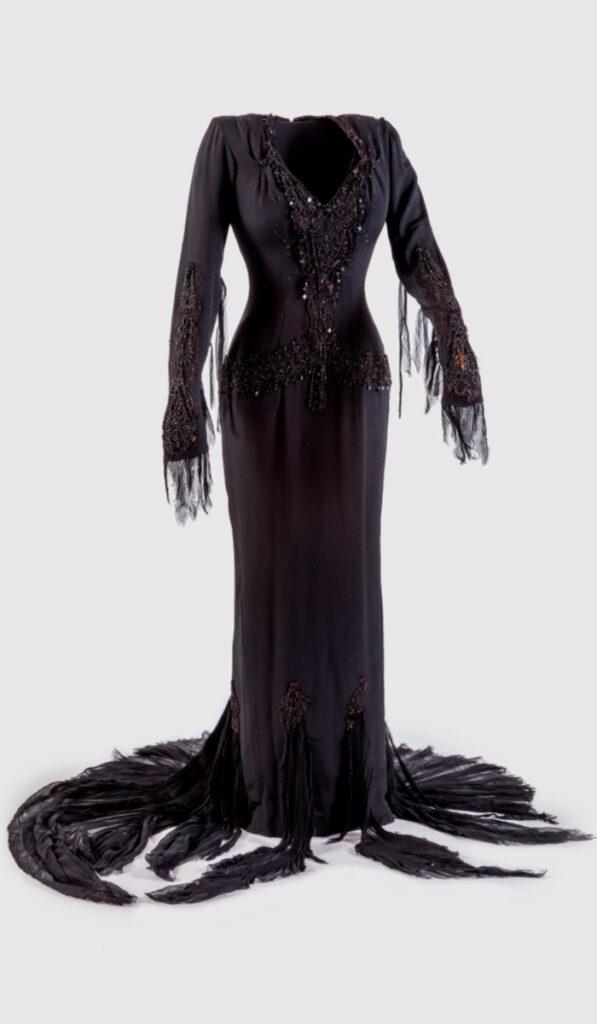 das Kleid von Morticia Addams das Anjelica Huston trug