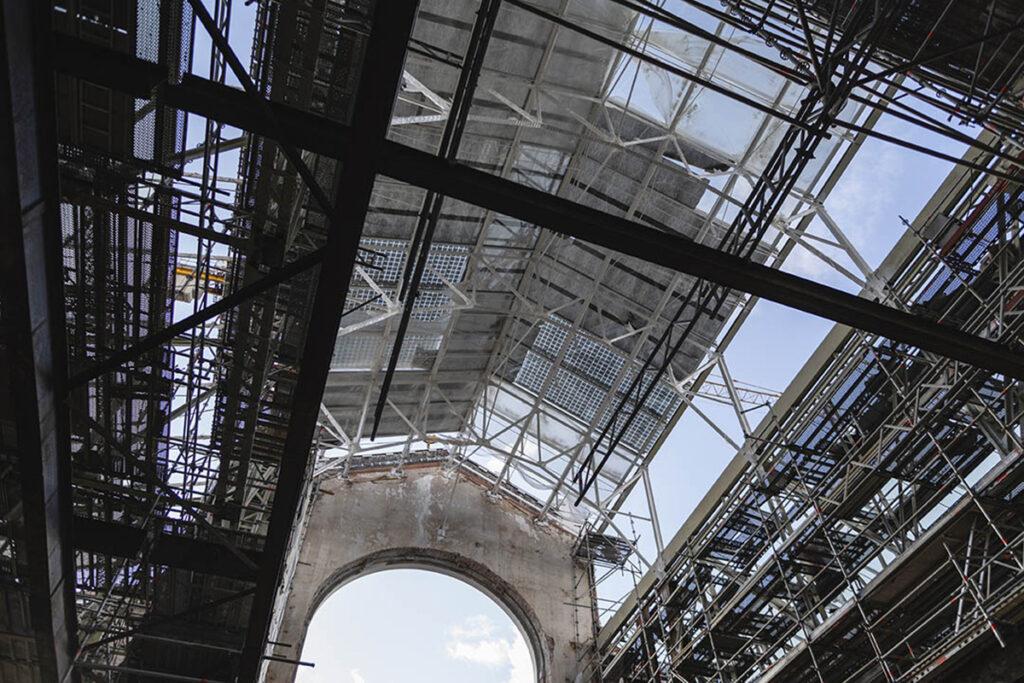 „Kultur-Kraftwerk“ á la Renzo Piano: Dachkonstruktion mit Glas, Stahl und Sonnenkollektoren. (Bild: V-A-C / Gleb Leonov)