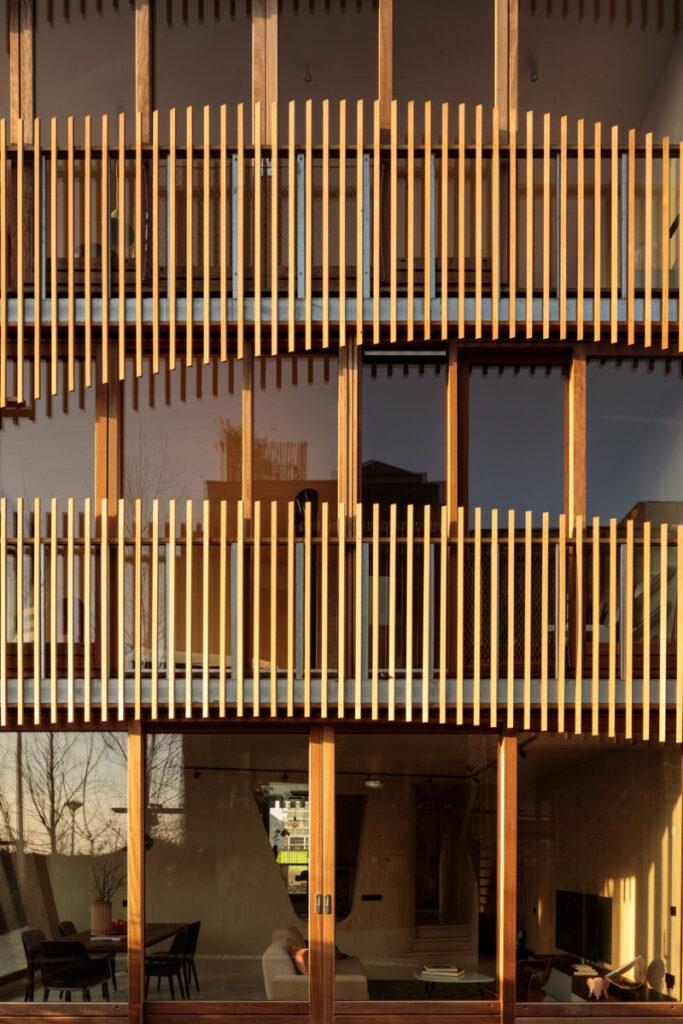 Holz-Lamellen als Fassade