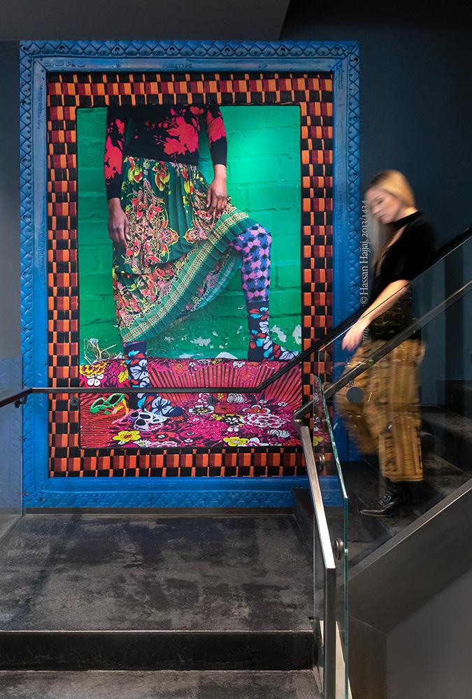 „Fotografiska“ erobert New York. An der Haupttreppe machen Wandbilder Lust auf mehr. (Bild: David Sundberg / Esto)