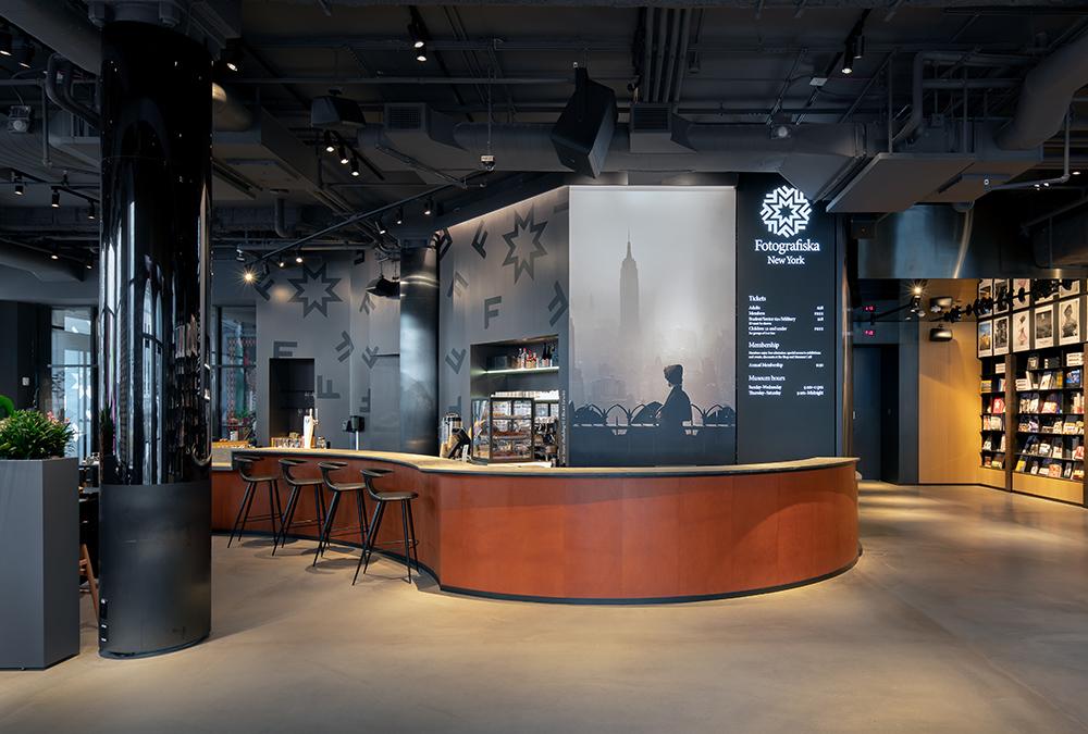 „Fotografiska“ erobert New York. Im Empfangsbereich des neuen Fotografiska Museums wird neben einer Bar auch viel Information zu den aktuellen Ausstellungen geboten. (Bild: David Sundberg / Esto)