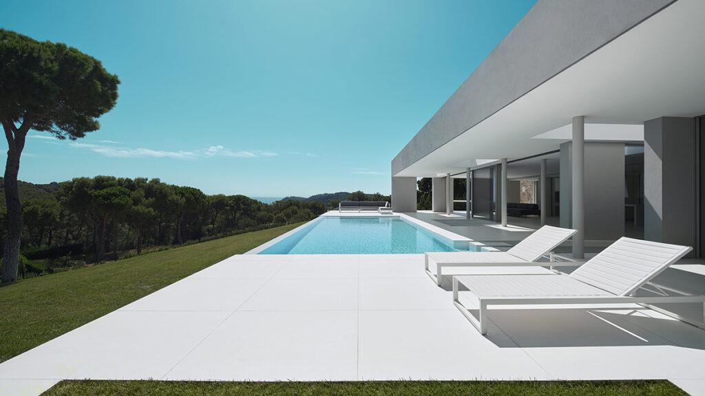 Minimalismus am Meer. Auf der Terrasse lockt ein Infinity-Pool. (Bild: Romello Pereira)