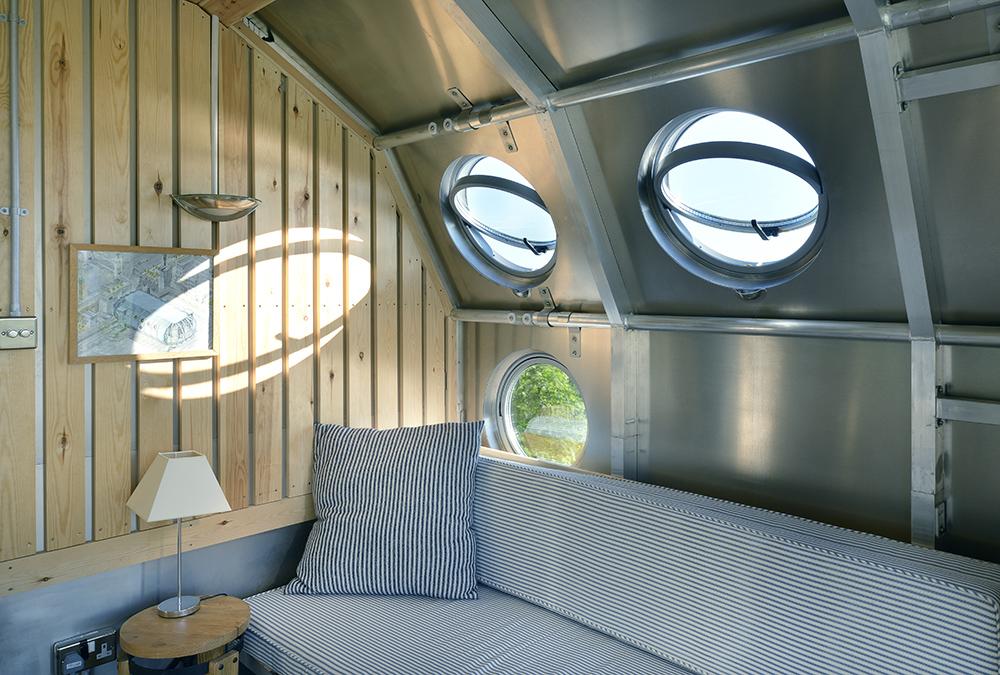 Hippie(t)raumkapsel „AirShip“. Das helle Innenleben des Tiny Houses bietet alles, was man braucht. (Bild: Nigel Rigden)