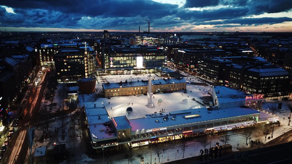 Zentral gelegen, von anderen Museen umringt und auch im Winter als Treffpunkt gefragt: Helsinkis neues Kunstmuseum.  (Bild: Aaro Artto)