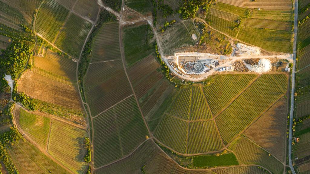 Die Bauarbeiten am neuen Sauska-Gebäude in Tokaj laufen auf Hochtouren. (Bild: György Palkó)