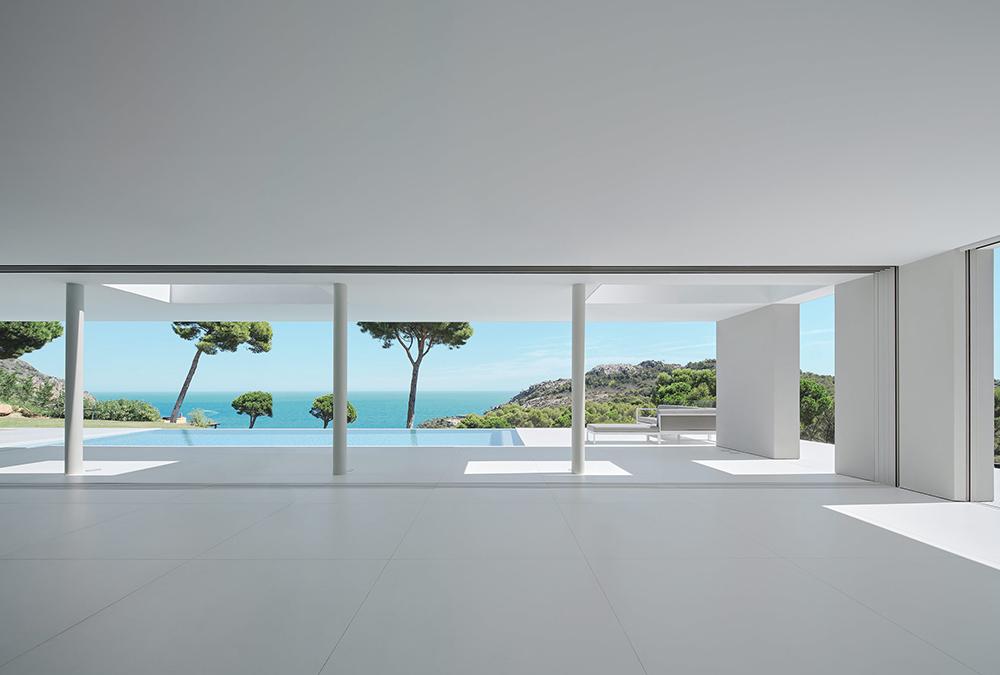 Minimalismus am Meer. Traumhafter Ausblick, edle Schlichtheit: Phillip Mathiesons „Costa Brava“-House. (Bild: Romello Pereira)