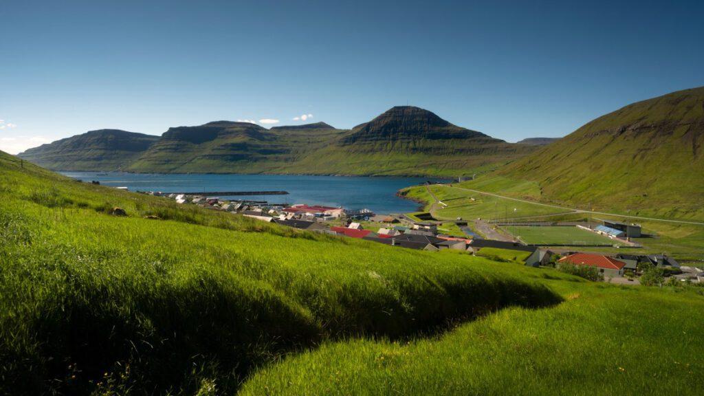 Grasbedachtes Rathaus in Norðragøta