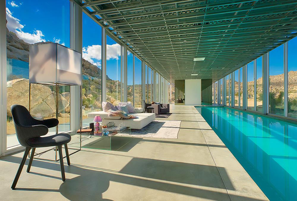 Das „unsichtbare“ Spiegelhaus. Der Wohnbereich rund um den langen Indoor-Pool arrangiert. (Bild: Chris Hanley)