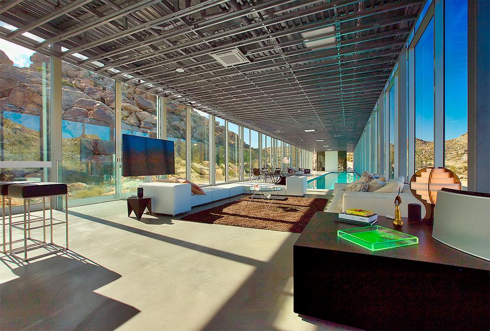 Airy living space in the mirror house