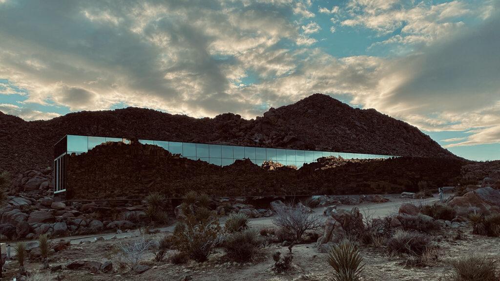 Das „unsichtbare“ Spiegelhaus. Wie ein Himmelsspalt im Fels: Chris Hanleys „unsichtbares“ Spiegelhaus in der Wüste nahe des Städtchens Joshua Tree.(Bild: Chris Hanley)