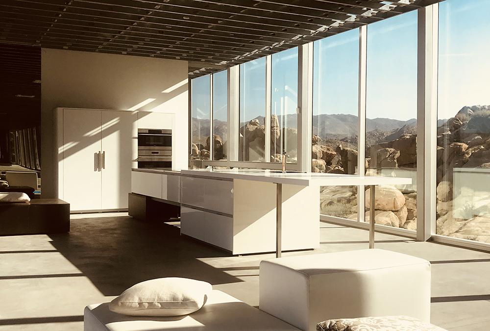 Das „unsichtbare“ Spiegelhaus. Viel Platz für Genuss und Erholung mitten in der Wüste. (Bild: Chris Hanley)