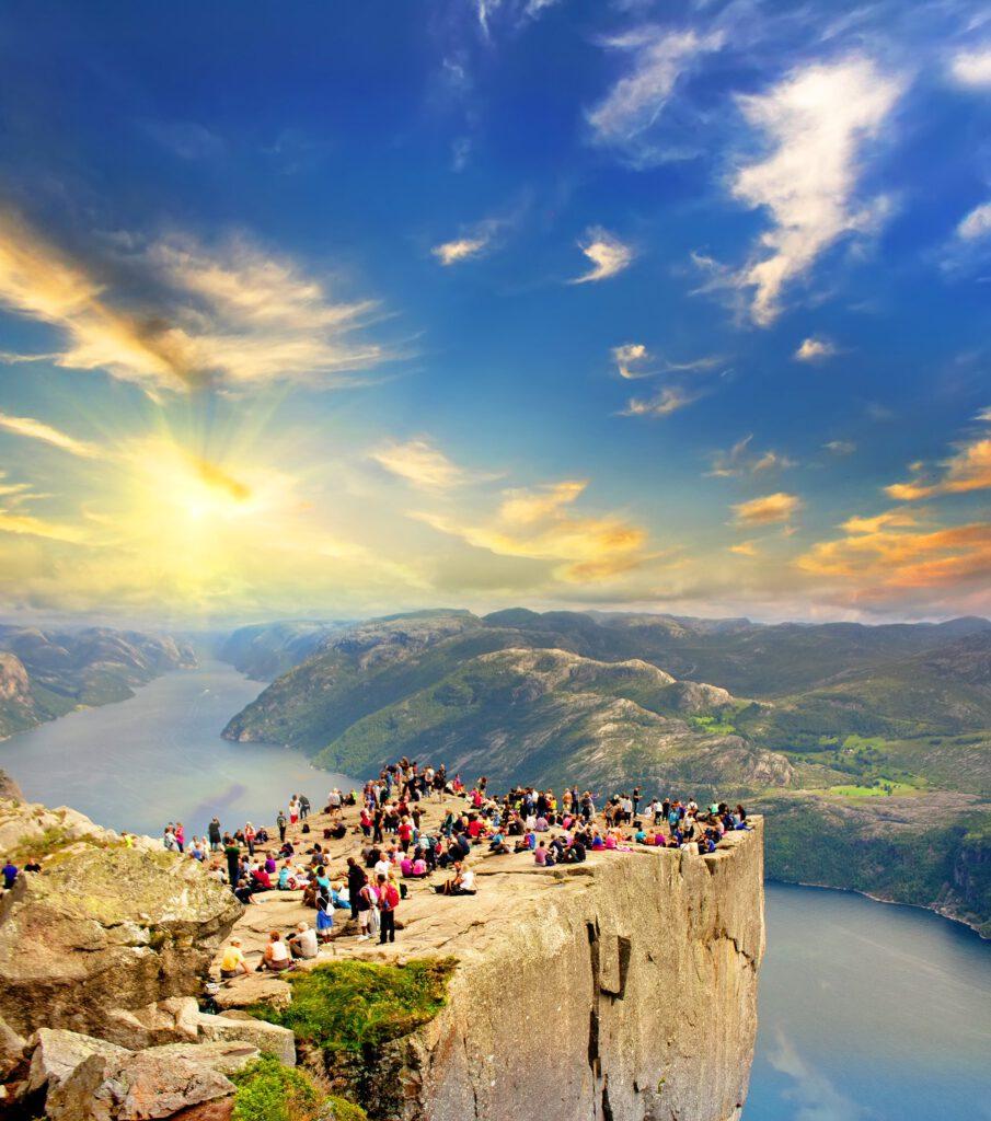 Pulpit Rock, Preikestolen, Leute bei Sonnenuntergang