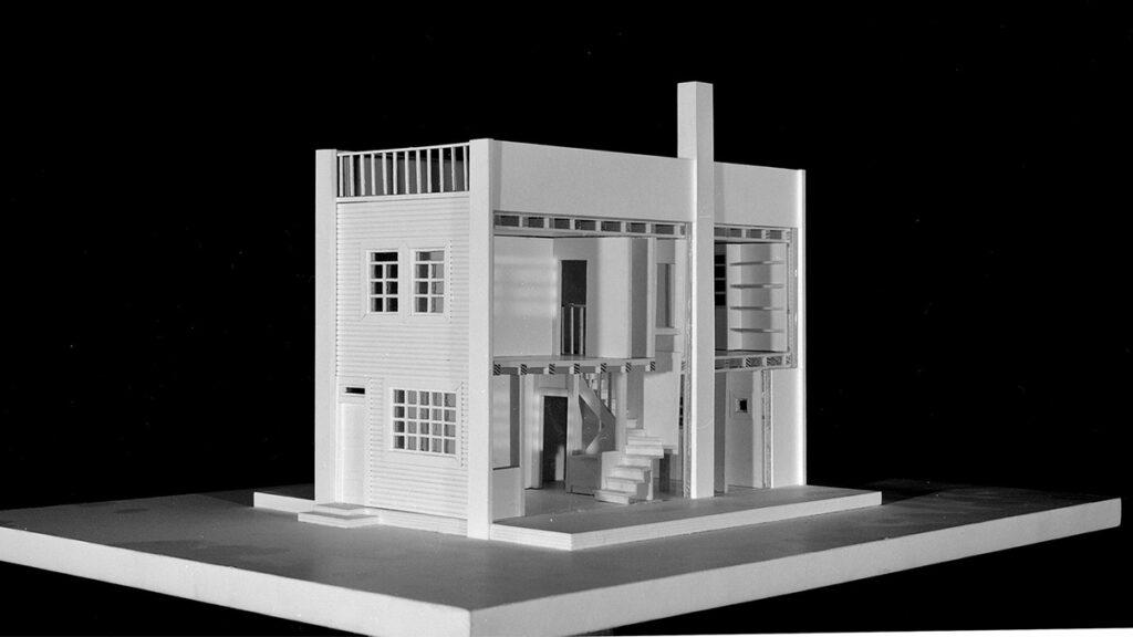 Adolf Loos' „Haus mit einer Mauer“, Projekt für die Siedlung am Heuberg in Wien 17 (1921). 
(Modell: Prof. Hans Puchhammer, TU Wien, Bild: ALBERTINA, Wien)