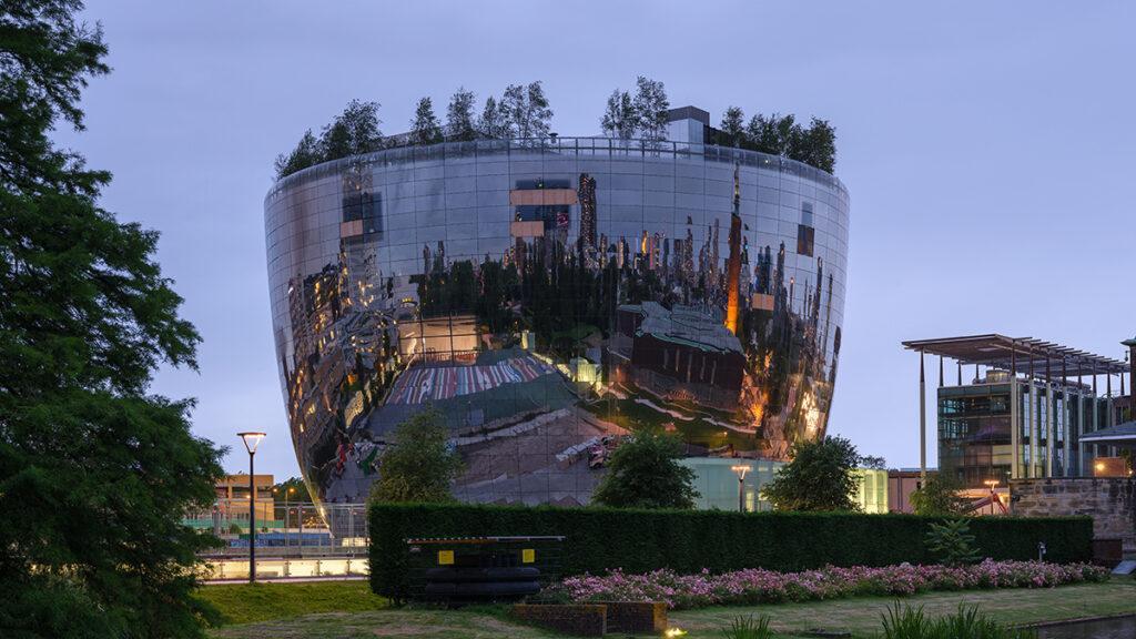 Kunst-Depot in der „Spiegel-Schüssel“. Wie ein UFO thront das neue Kunst-Depot in Rotterdams Museumspark. (Bild: Ossip van Duivenbode)