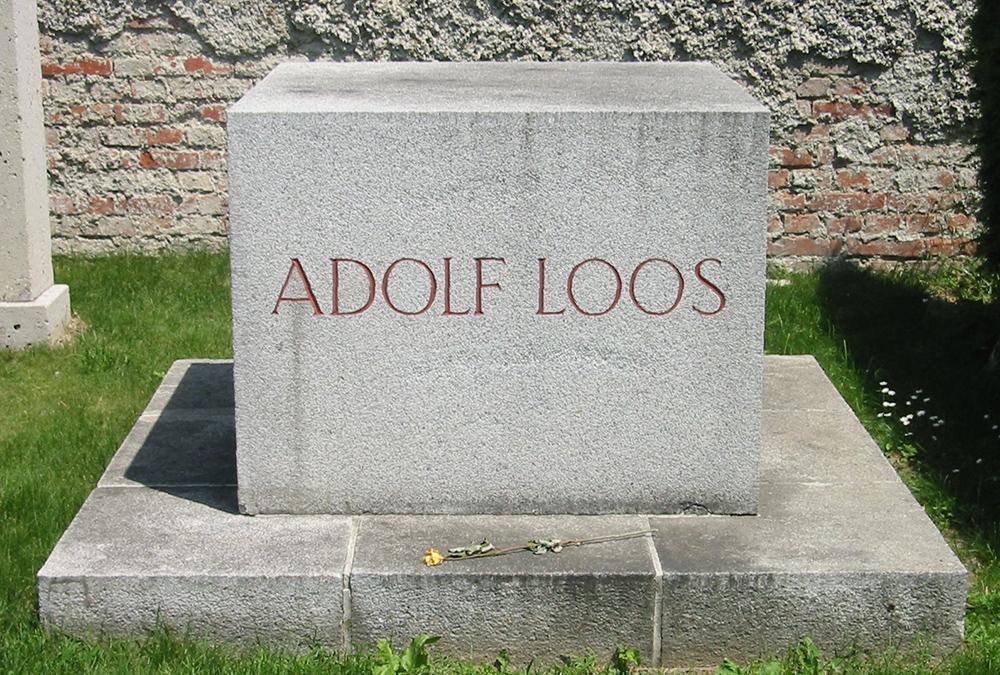 Adolf Loos ruht in einem Ehrengrab im Wiener Zentralfriedhof. Den Stein dafür hat er noch selbst entworfen. (Bild: Invisigoth67)
