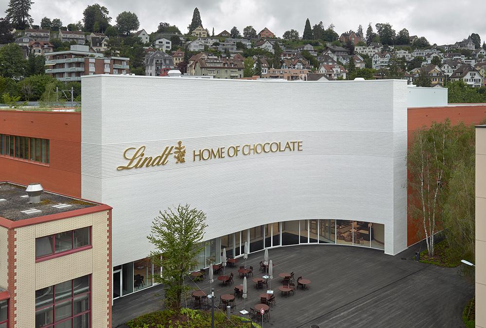 Der „süßeste“ Kulturbau der Welt. Außen schlicht, innen spektakulär: Das neue „Home of Chocolate“. (Bild: Walter Mair)