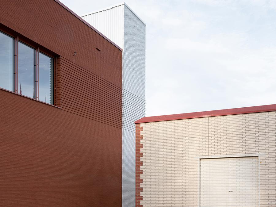 Klare Linien, roter und weiß glasierter Ziegel kennzeichnen die Fassade des „Home of Chocolate.(Bild: Stefano Graziani)