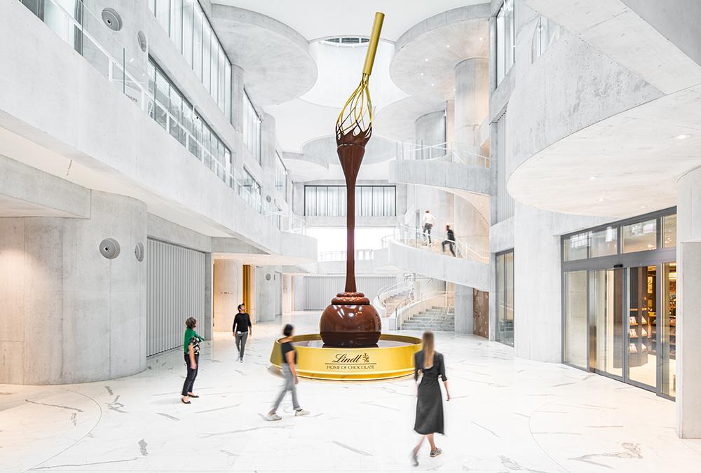 Der „süßeste“ Kulturbau der Welt. Im Foyer thront ein über neun Meter hoher Schokoladenbrunnen, dessen Duft das weitläufige, elegante Atrium erfüllt. (Bild: Michael Reiner)