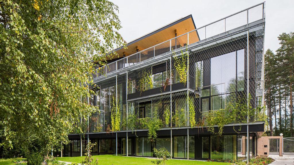 Grünes Bürogebäude, mitten im Grünen: Der von Snøhetta designte ASI-Firmensitz in Tirol. (Bild: Christian Flatscher)