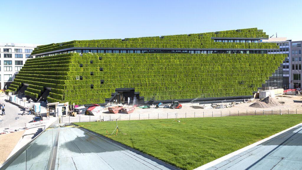 Der „Kö Bogen 2“ auf der Tuchtinsel ist inzwischen fertig und brilliert mit der größten Grünfassade Europas. (Bild: CENTRUM Gruppe)