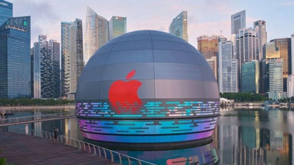 Sphärischer Apple Store auf dem Wasser in Singapur