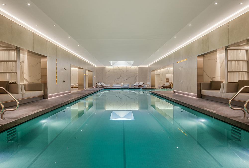 Lifestyle-Luxus im Rockwell Design. Der „Waterline Club“ bietet hochklassige Vielfalt – designt von der berühmten Rockwell Group. (Bild: Evan Joseph)