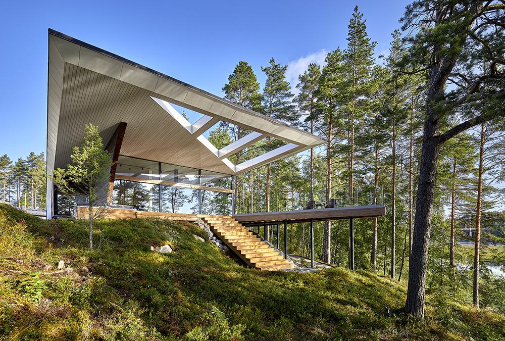 Achtsam in die Natur gesetzt: Architekt Seppo Mäntyläs Luxus-Blockhaus „Wave“. (Bild: Hans Koistinen)