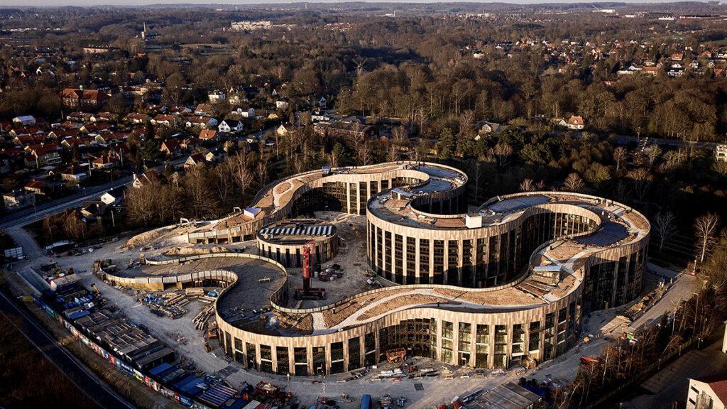 Rückblick auf die Bauphase: Inzwischen ist das jüngst fertiggestellte BaseCamp Lyngby bereits bewohnt. (Bild: Lars Sitz Architects)