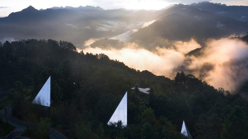 Cloud and Mountain Cabins, Hubei