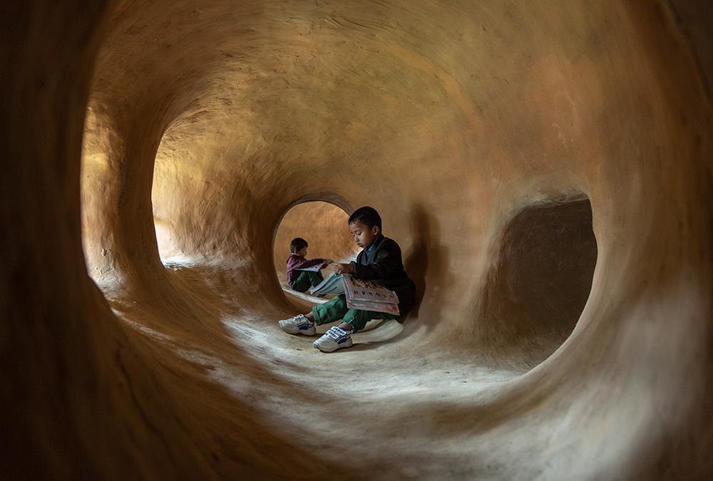 Obel Award 2020 für Anna Heringer. Geborgenes „Versteck“ für Kinder: Die Erdhöhlen unter dem „Anandaloy“-Gebäude. (Bild: Kurt Hoerbst)