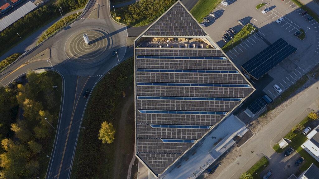 Das schräge Dach und die Südfassade des Bürohauses sind mit Solarpaneelen Bestückt. (Bild: Ivar Kvaal)