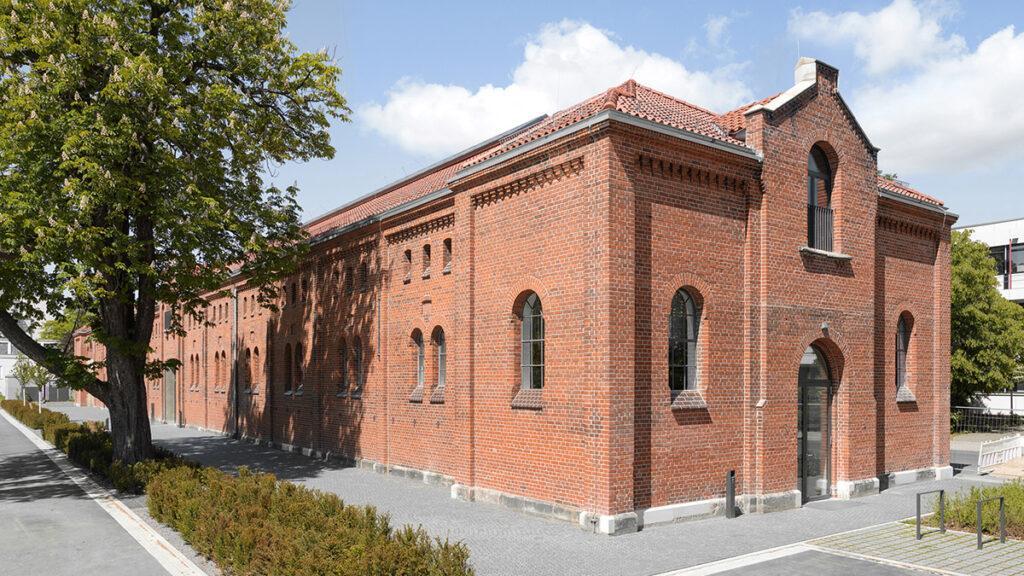 Der „Pferdestall“ der Uni Hannover (Bild: Clemens Born / Haberland Architekten)