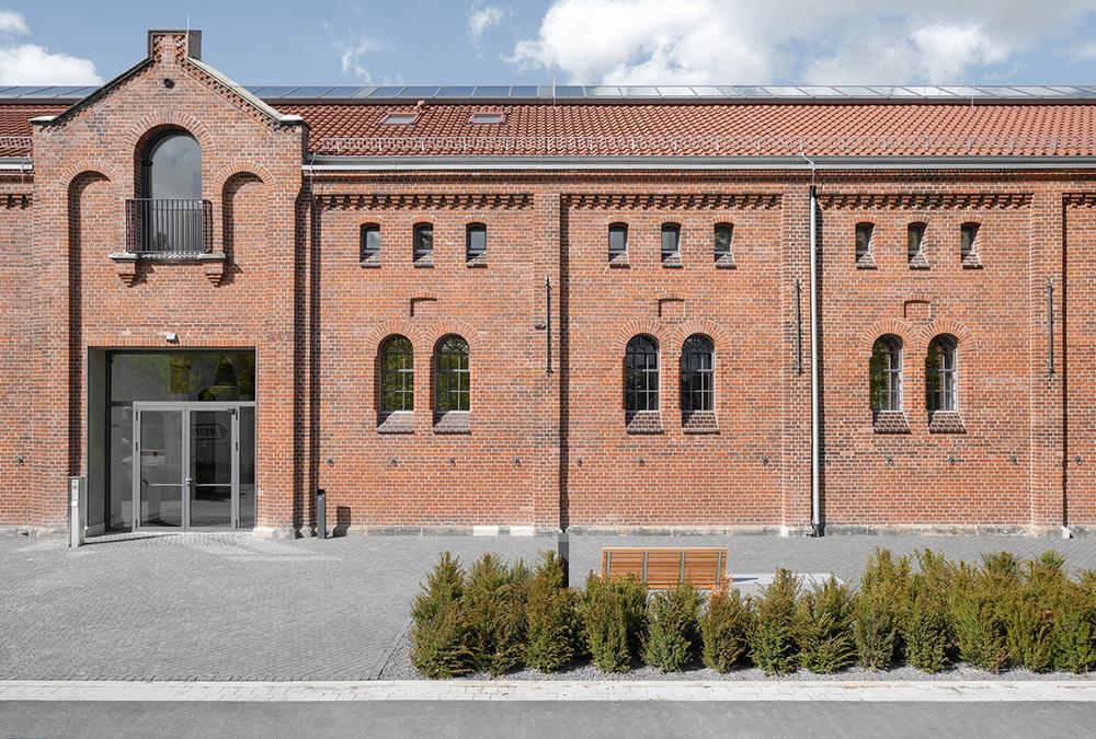 Achtsam saniert und modern umgestaltet: Der Königliche Pferdestall wurde zum Begegnungszentrum der Uni Hannover (Bild: Clemens Born / Haberland Architekten)
