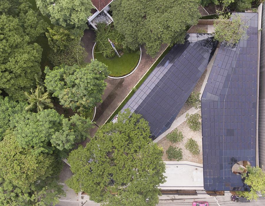 Die Dächer der grünen Botschaft sind mit Solarpaneelen ausgestattet. (Bild: Holodeck architects)