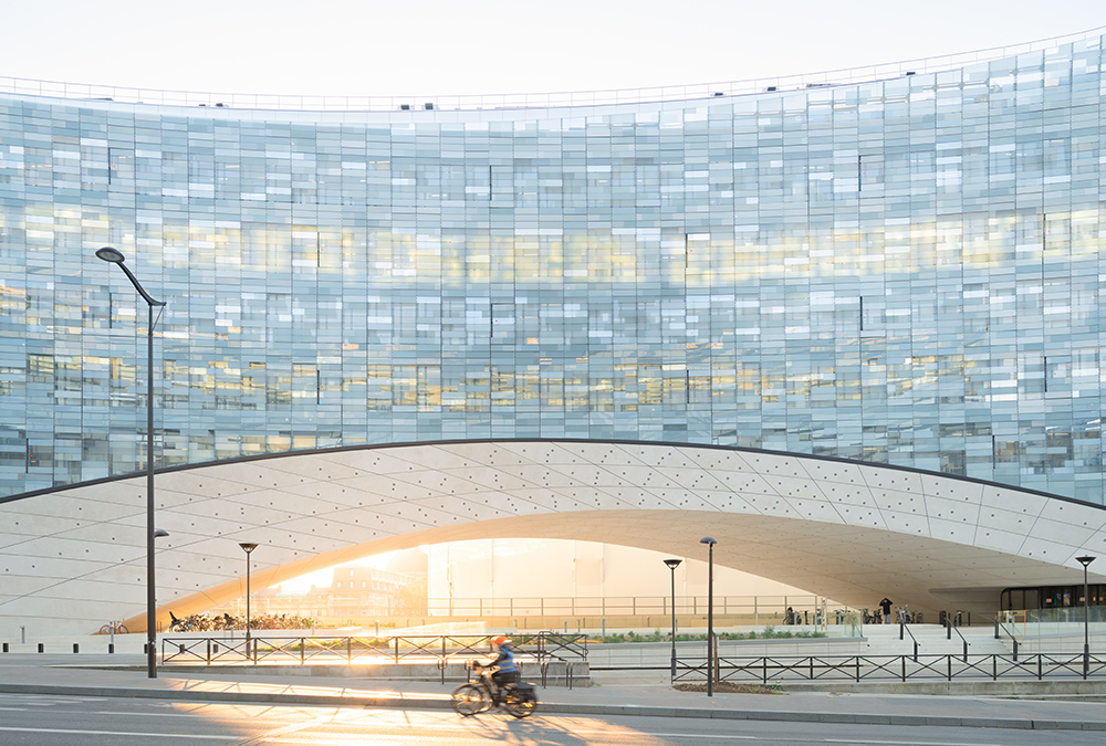 „Le Monde“ in neuer Pracht. Die „verpixelte“ Glasfassade ändert ihr Antlitz je nach Wetter und Lichteinfall. (Bild: Jared Chulski)