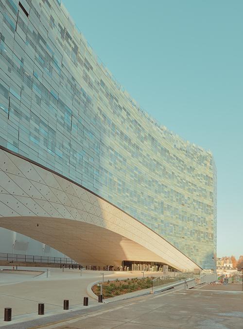 Hinter der gigantischen Glasfassade des „Le Monde“ Neubaus verbergen sich helle, flexible Büros. (Bild: Ludwig Favre PAris)