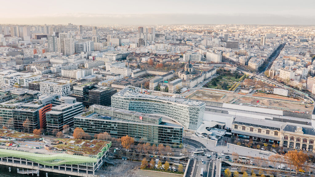 Das neue „Le Monde“ Verlagshaus setzt ein Zeichen der Offenheit in den Pariser Stadtteil Rive Gauche. (Bild: Ludwig Favre PAris)