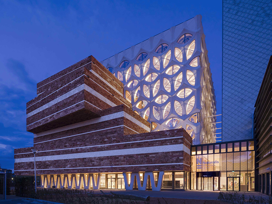 Das Büro Neutelings Riedijk ist bekannt für extravagante Bauwerke. Hier: Das Naturalistische Center in Leiden. (Bild: Scagliola Brakkee / Neutelings Riedijk Architects