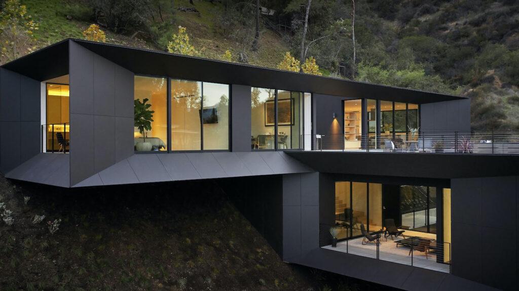 LR2 House built on a slope