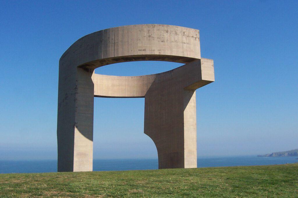 Elogio del horizonte, eine Plastik von Eduardo Chillida