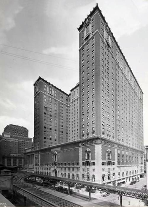 Das 1921 eröffnete „Commodore“ wurde zu Trumps „Grand Hyatt“ umgebaut. (Bild: Byron Company / Wikimedia Commons)