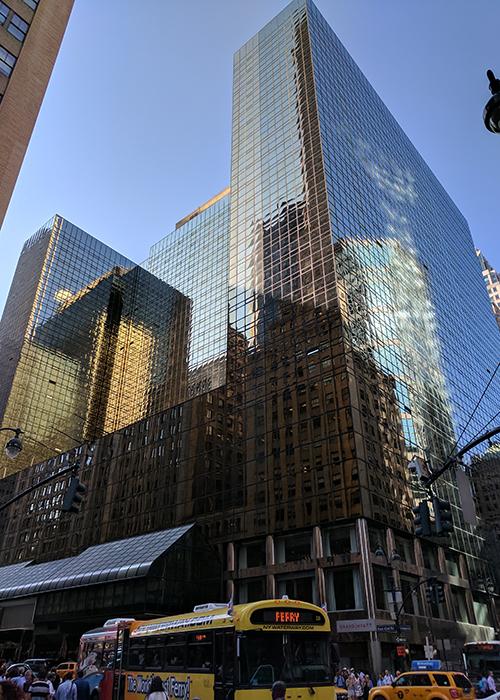 Das „Commodore“ nach dem Umbau: Trumps dunkel verglastes „Grand Hyatt“ in Manhattan. (Bild: Jhw57, CC BY-SA 4.0, creativecommons.org/licenses/by-sa/4.0 / Wikimedia Commons) 