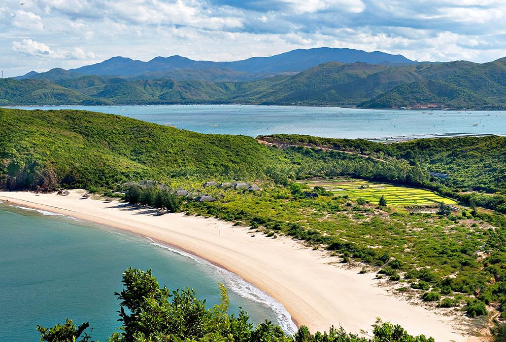 Der grüne Hoteltraum „Vietnam-Style“ liegt an einem langen Sandstrand. (Bild: Zannier Hotels)