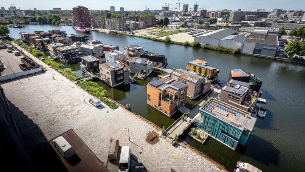 Schoonschip Wohnensemble auf dem Wasser in Amsterdam