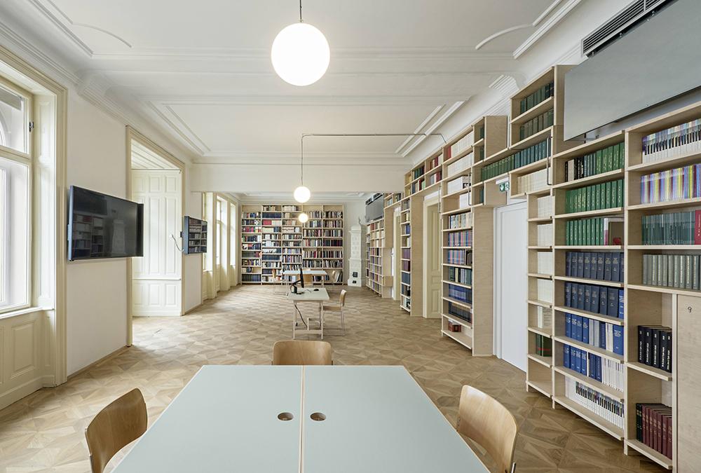 Die renovierte Bibliothek mit Lesesaal im Wiener Freud Museum. (Bild: Hertha Hurnaus, Sigmund Freud Privatstiftung)