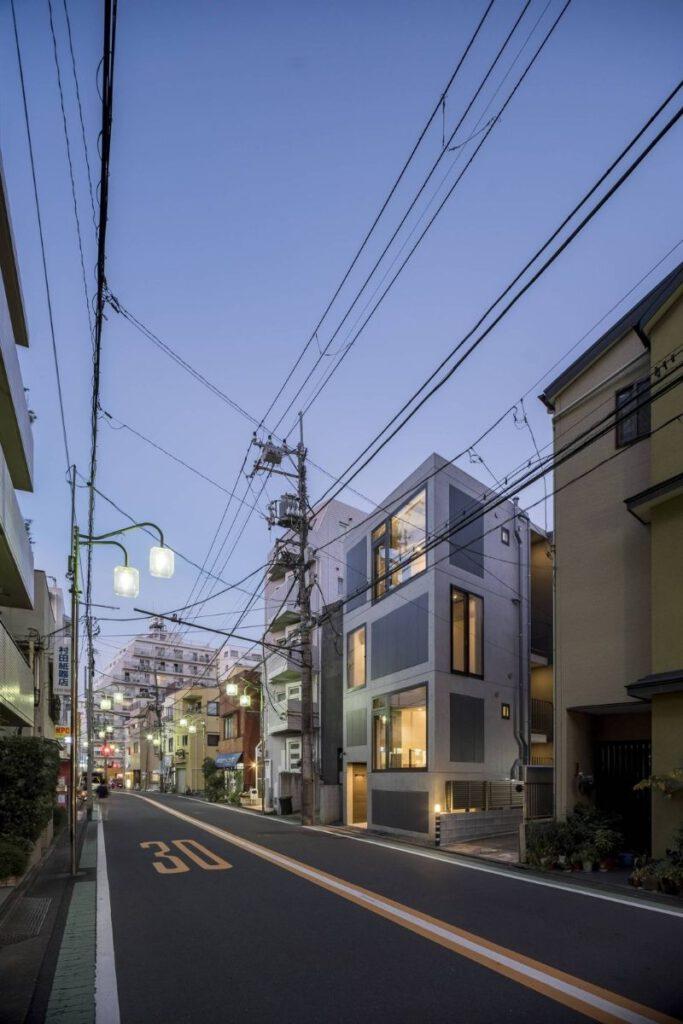 Multifunktionales flexibles Haus in Japan auf kleinstem Raum