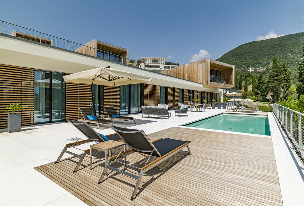 „Eden“ für Genießer: Pool-Terrasse und „Wein-Ecke“ einer „Landmark Villa“.  (Bild: Eden Reserve, Hotel & Villas)